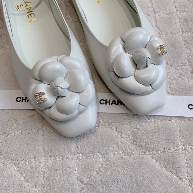 CHANEL 25S CAMELLIA SQUARE TOE FLATS IN WHITE CALFSKIN GOLD HARDWARE