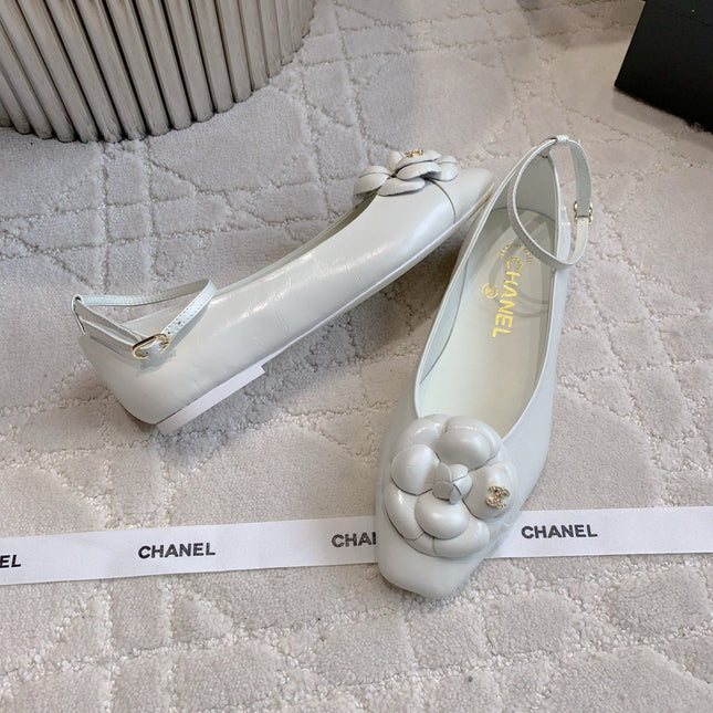 CHANEL 25S CAMELLIA SQUARE TOE FLATS IN WHITE CALFSKIN GOLD HARDWARE