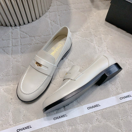 CHANEL 25S MOCCASINS IN WHITE CALFSKIN GOLD HARDWARE