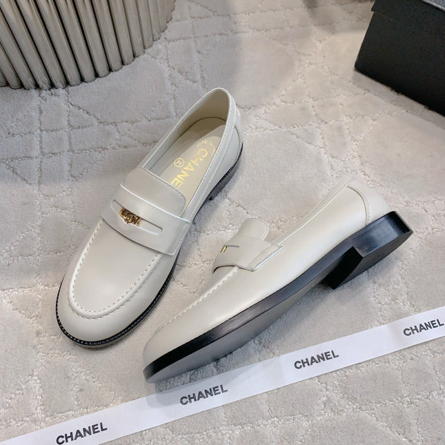 CHANEL 25S MOCCASINS IN WHITE CALFSKIN GOLD HARDWARE