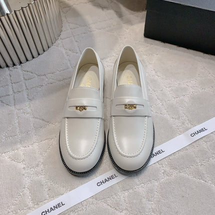 CHANEL 25S MOCCASINS IN WHITE CALFSKIN GOLD HARDWARE