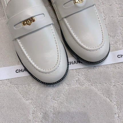 CHANEL 25S MOCCASINS IN WHITE CALFSKIN GOLD HARDWARE
