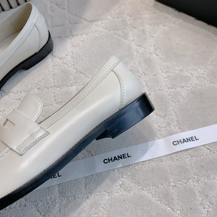 CHANEL 25S MOCCASINS IN WHITE CALFSKIN GOLD HARDWARE