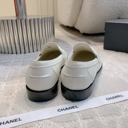 CHANEL 25S MOCCASINS IN WHITE CALFSKIN GOLD HARDWARE