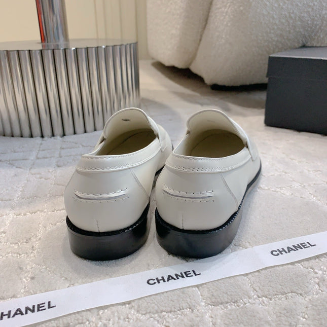 CHANEL 25S MOCCASINS IN WHITE CALFSKIN GOLD HARDWARE