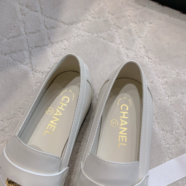 CHANEL 25S MOCCASINS IN WHITE CALFSKIN GOLD HARDWARE