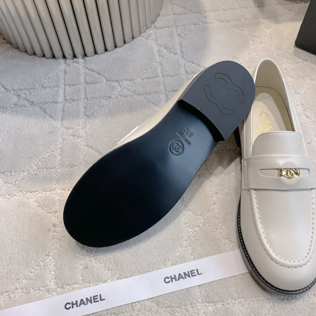 CHANEL 25S MOCCASINS IN WHITE CALFSKIN GOLD HARDWARE