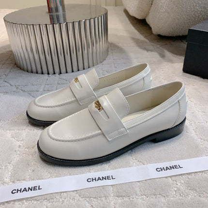 CHANEL 25S MOCCASINS IN WHITE CALFSKIN GOLD HARDWARE