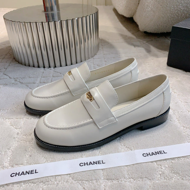 CHANEL 25S MOCCASINS IN WHITE CALFSKIN GOLD HARDWARE