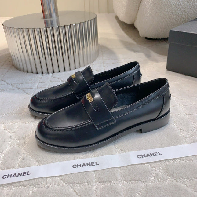 CHANEL 25S MOCCASINS IN BLACK SHINY CALFSKIN GOLD HARDWARE