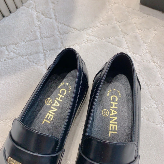 CHANEL 25S MOCCASINS IN BLACK SHINY CALFSKIN GOLD HARDWARE