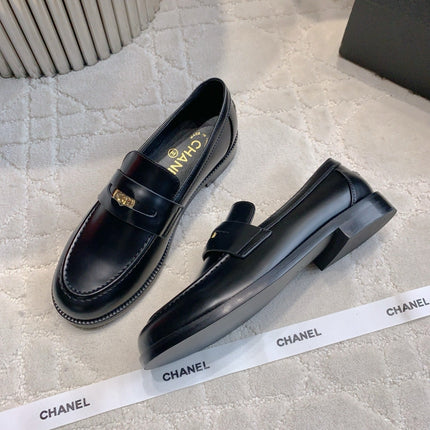 CHANEL 25S MOCCASINS IN BLACK SHINY CALFSKIN GOLD HARDWARE