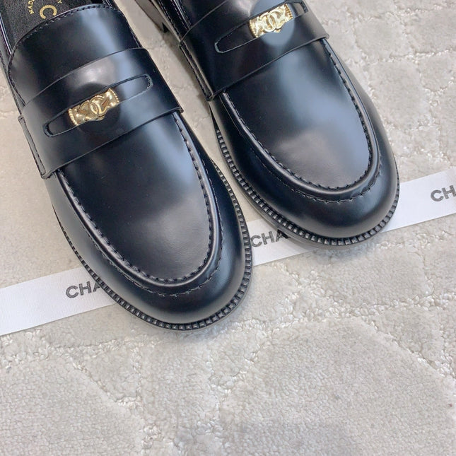 CHANEL 25S MOCCASINS IN BLACK SHINY CALFSKIN GOLD HARDWARE