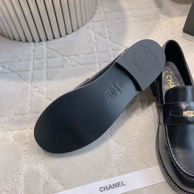 CHANEL 25S MOCCASINS IN BLACK SHINY CALFSKIN GOLD HARDWARE