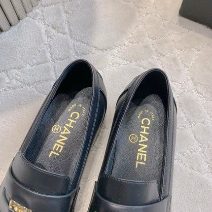 CHANEL 25S MOCCASINS IN BLACK CALFSKIN GOLD HARDWARE