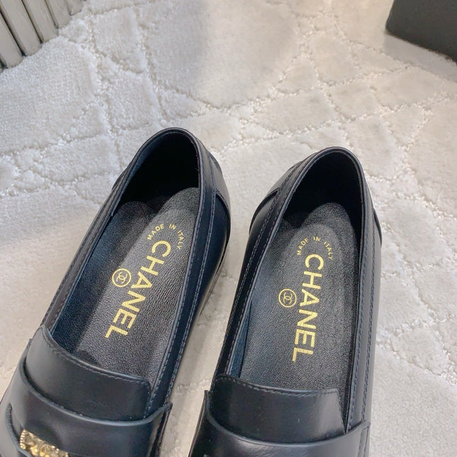 CHANEL 25S MOCCASINS IN BLACK CALFSKIN GOLD HARDWARE