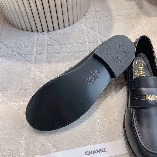 CHANEL 25S MOCCASINS IN BLACK CALFSKIN GOLD HARDWARE