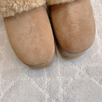 CELINE 25S DANA WEDGE MULE 70MM IN LIGHT BROWN SUEDE CALFSKIN AND SHEARLING