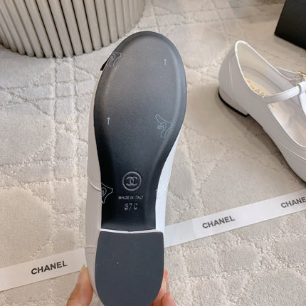 CHANEL 25S MARY JANE IN BLACK AND WHITE CALFSKIN GOLD HARDWARE