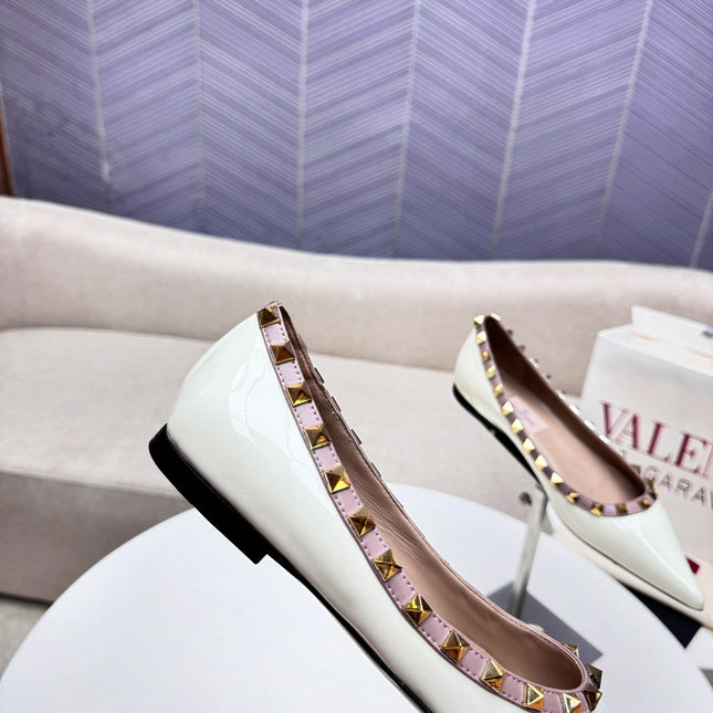 ROCKSTUD FLAT PUMP IN WHITE CALFSKIN