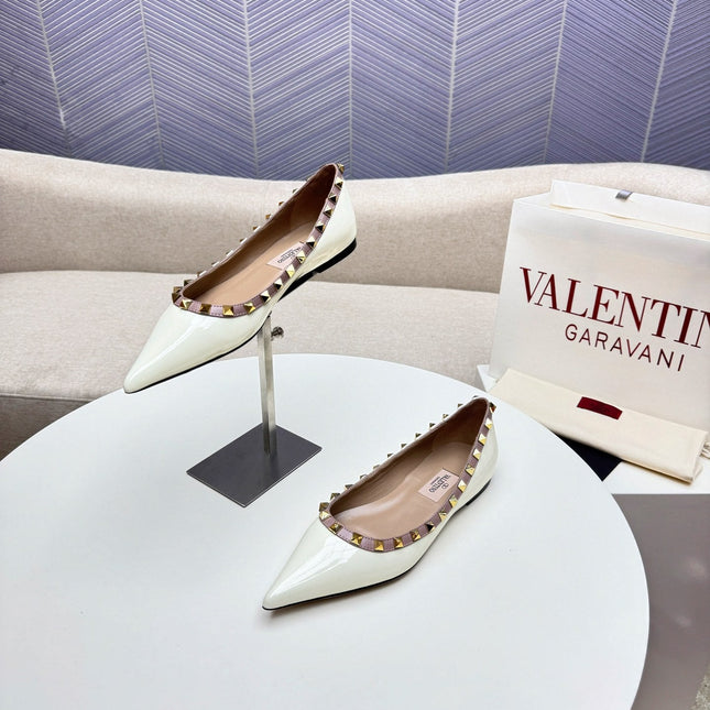 ROCKSTUD FLAT PUMP IN WHITE CALFSKIN