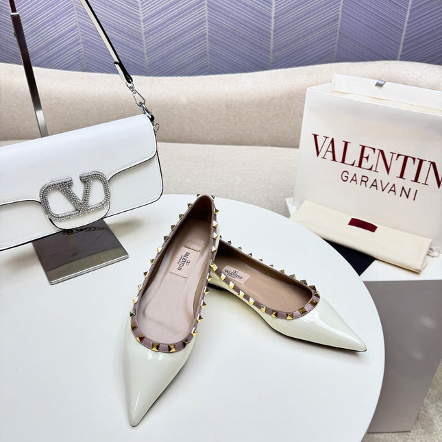 ROCKSTUD FLAT PUMP IN WHITE CALFSKIN