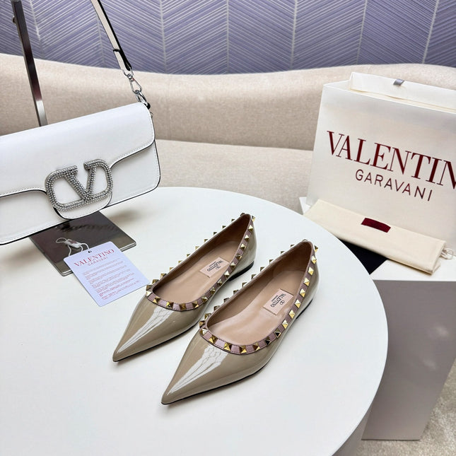 ROCKSTUD FLAT PUMP IN SAND BROWN CALFSKIN