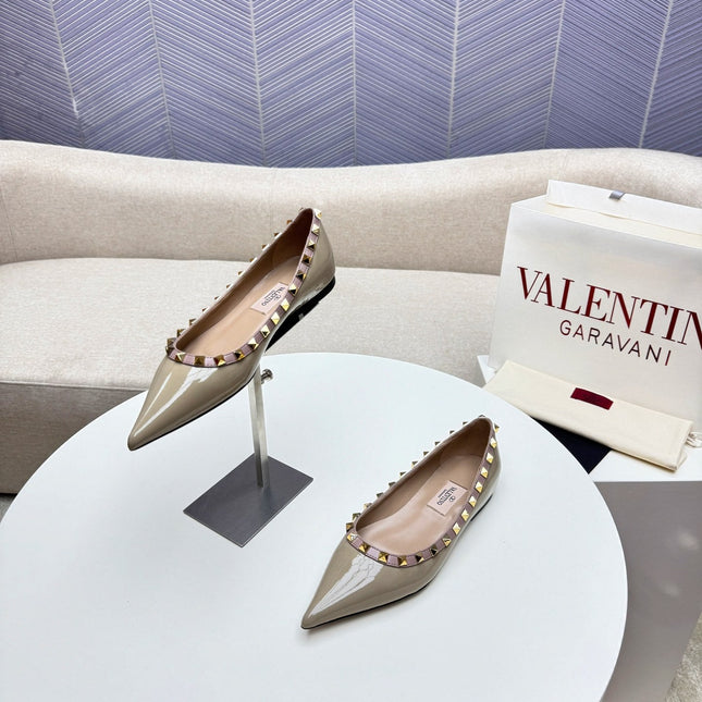 ROCKSTUD FLAT PUMP IN SAND BROWN CALFSKIN