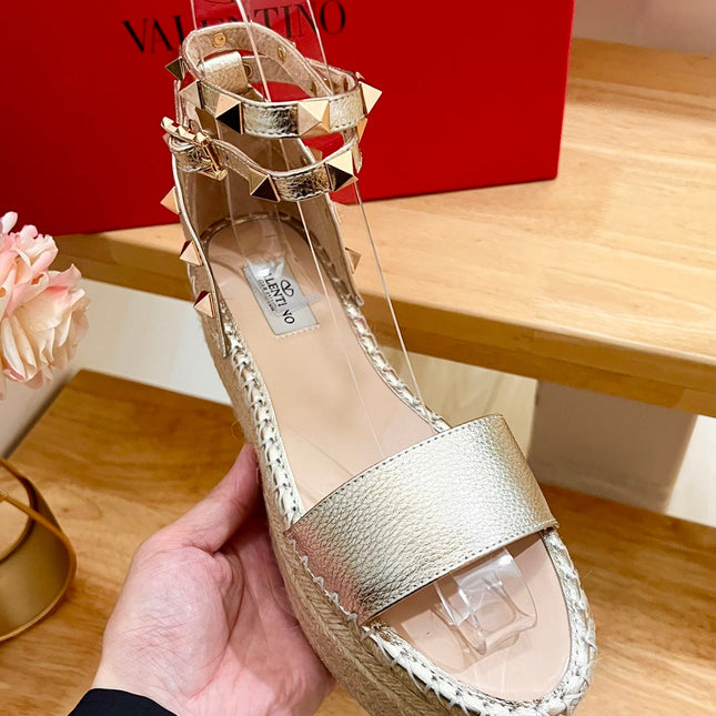 ROCKSTUD FLATFORM SANDAL IN LIGHT GOLD CALFSKIN