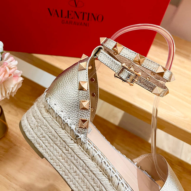 ROCKSTUD FLATFORM SANDAL IN LIGHT GOLD CALFSKIN