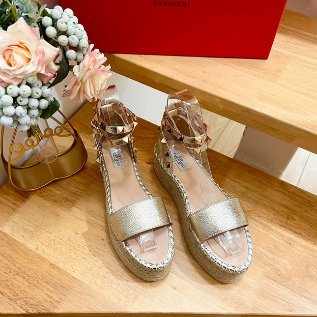 ROCKSTUD FLATFORM SANDAL IN LIGHT GOLD CALFSKIN