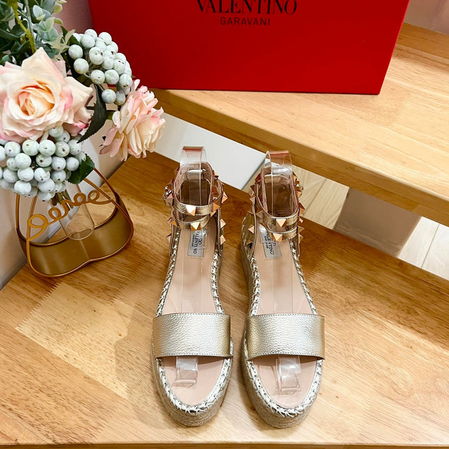 ROCKSTUD FLATFORM SANDAL IN LIGHT GOLD CALFSKIN