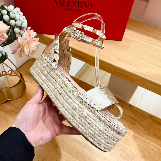 ROCKSTUD FLATFORM SANDAL IN LIGHT GOLD CALFSKIN