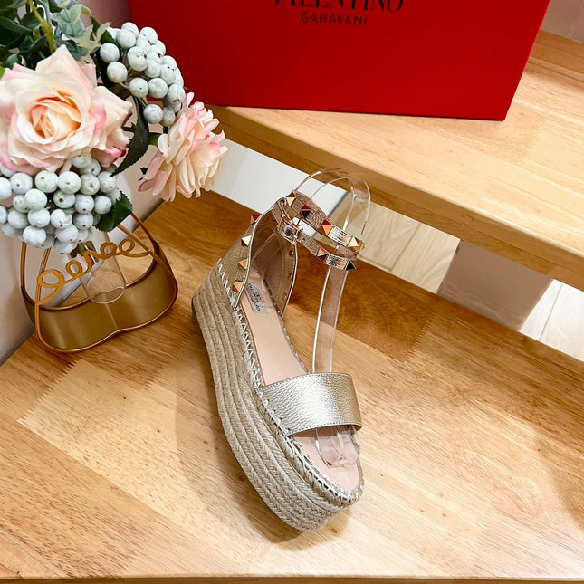 ROCKSTUD FLATFORM SANDAL IN LIGHT GOLD CALFSKIN