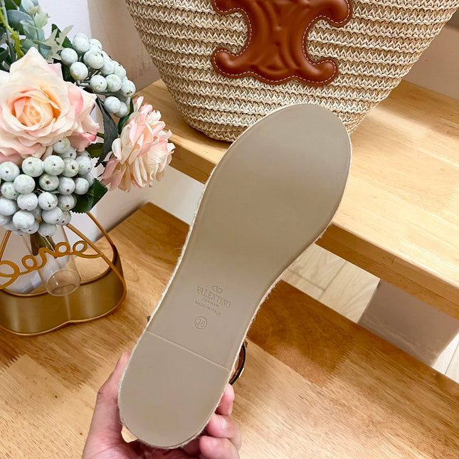 ROCKSTUD FLATFORM SANDAL IN BLACK CALFSKIN