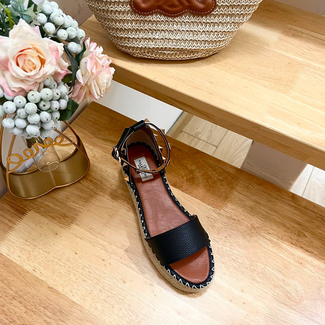 ROCKSTUD FLATFORM SANDAL IN BLACK CALFSKIN