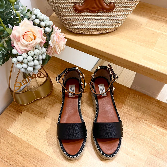 ROCKSTUD FLATFORM SANDAL IN BLACK CALFSKIN