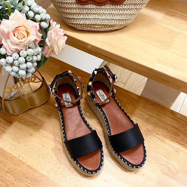 ROCKSTUD FLATFORM SANDAL IN BLACK CALFSKIN