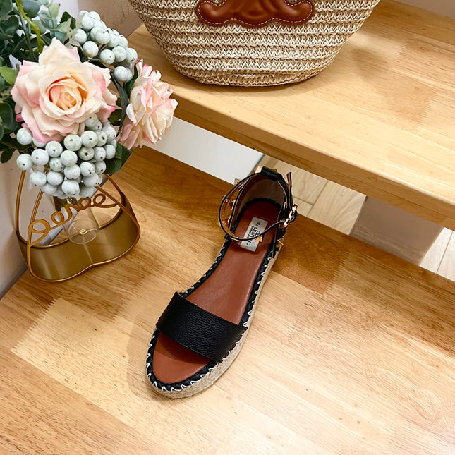 ROCKSTUD FLATFORM SANDAL IN BLACK CALFSKIN