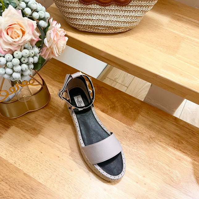 ROCKSTUD FLATFORM SANDAL IN SOFT PINK CALFSKIN