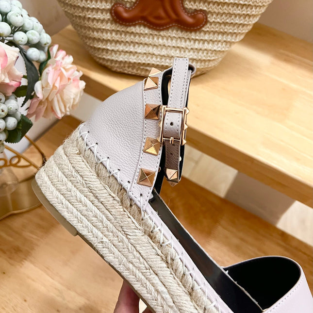 ROCKSTUD FLATFORM SANDAL IN SOFT PINK CALFSKIN