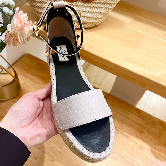 ROCKSTUD FLATFORM SANDAL IN SOFT PINK CALFSKIN