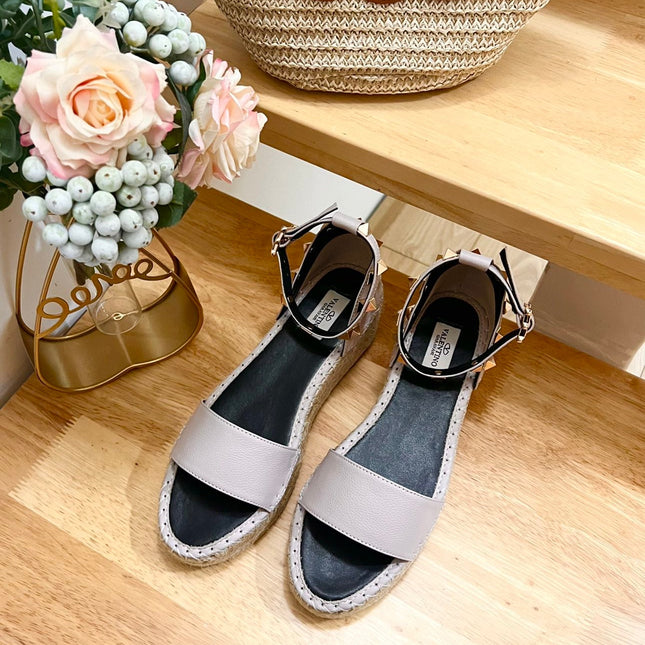 ROCKSTUD FLATFORM SANDAL IN SOFT PINK CALFSKIN