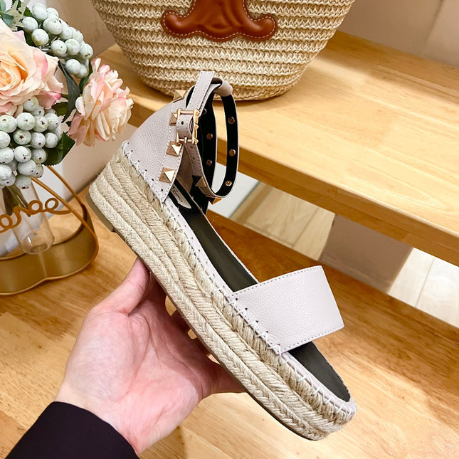 ROCKSTUD FLATFORM SANDAL IN SOFT PINK CALFSKIN