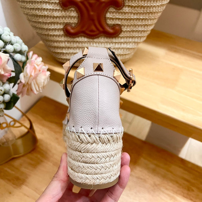 ROCKSTUD FLATFORM SANDAL IN SOFT PINK CALFSKIN