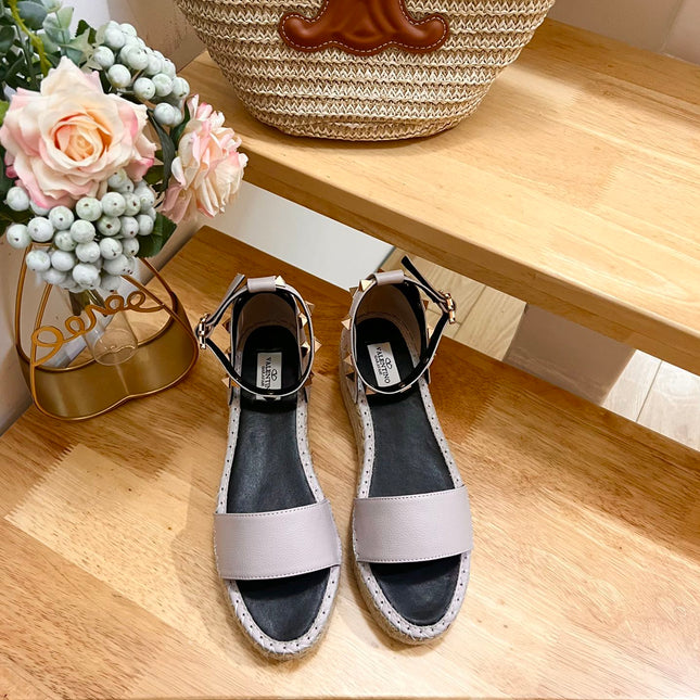 ROCKSTUD FLATFORM SANDAL IN SOFT PINK CALFSKIN