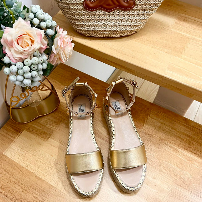 ROCKSTUD FLATFORM SANDAL IN GOLD CALFSKIN