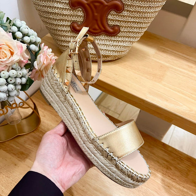 ROCKSTUD FLATFORM SANDAL IN GOLD CALFSKIN
