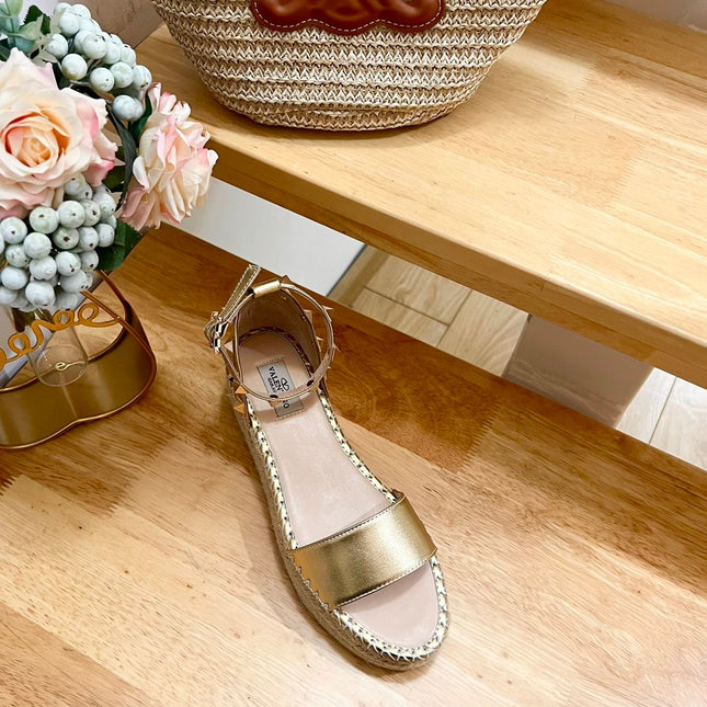 ROCKSTUD FLATFORM SANDAL IN GOLD CALFSKIN