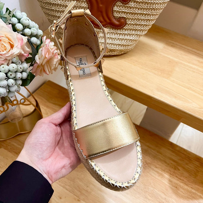 ROCKSTUD FLATFORM SANDAL IN GOLD CALFSKIN